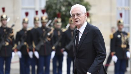 Lionel Jospin dans la cour de l'Élysée en mai 2014 à l'occasion de l'investiture d'Emmanuel Macron. (STEPHANE DE SAKUTIN / AFP)