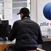 Un homme est assis face à une employée de l'agence Pôle emploi à Montpellier, dans l'Hérault, le 3 janvier 2019. (PASCAL GUYOT / AFP)