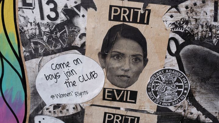 Un graffiti contre Priti Patel sur un mur de Londres, le 10 août 2021. (MIKE KEMP / IN PICTURES / GETTY IMAGES)