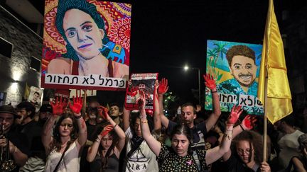 Des manifestants réclament à Benyamin Nétanyahou de trouver un accord avec le Hamas pour obtenir la libération des otages, à Jérusalem, le 2 septembre 2024. (MENAHEM KAHANA / AFP)