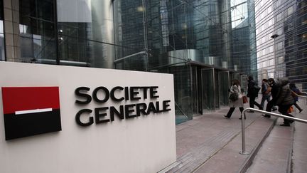 Des employ&eacute;s de la Soci&eacute;t&eacute; g&eacute;n&eacute;rale p&eacute;n&egrave;trent dans les bureaux de La D&eacute;fense, le 13 f&eacute;vrier 2013 &agrave; Paris.&nbsp; (CHRISTOPHE ENA / AP / SIPA)