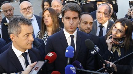 Le ministre de l'Intérieur, Gérald Darmanin (à gauche), et son homologue de l'Education nationale, Gabriel Attal, le 11 octobre 2023 à Sarcelles (Val-d'Oise). (GEOFFROY VAN DER HASSELT / AFP)