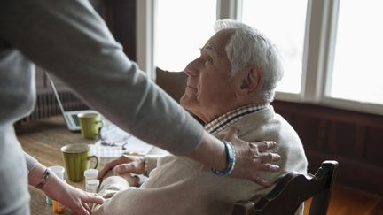 Vers une indemnisation des salariés aidants.&nbsp; (GETTY IMAGES)