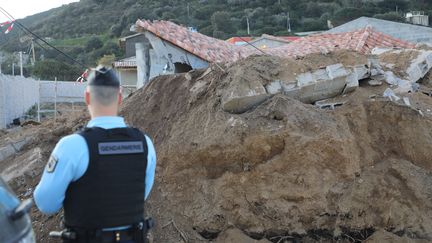 Une maison détruite à Scaglioli, dans les environs d'Ajaccio (Corse), portant des tags du FLNC. (FLORENT SELVINI / MAXPPP)