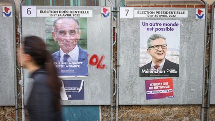 Affiches électorales d'Eric Zemmour et Jean-Luc Mélenchon pour l'élection présidentielle, à Paris le 10 avril 2022 (FRED DUGIT / MAXPPP)