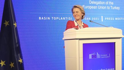 La présidente de la Commission européenne&nbsp;Ursula von der Leyen à Ankara, le 6 avril 2021. (ADEM ALTAN / AFP)