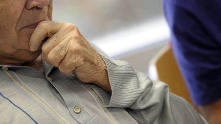 Personne atteinte de la maladie d'Alzheimer au centre d'accueil thérapeutique de jour Joseph Weill, à Paris (21/09/2010) (AFP/MIGUEL MEDINA)