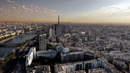 La&nbsp;Seine et la tour Eiffel&nbsp;de Paris, avec la pollution atmosphérique visible en arrière-plan,&nbsp;le 15 septembre 2020. (THOMAS COEX / AFP)