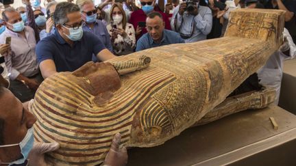 Une soixantaine de sarcophages comme celui-ci ont été trouvés dans&nbsp;la nécropole de Saqqara. (KHALED DESOUKI / AFP)