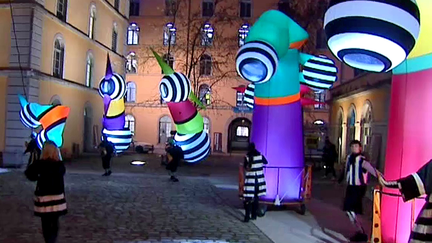 "Les lampadophores" de la compagnie Picto Facto déambulent sur les quais de Saône pour la Fête des Lumières de Lyon du 08 au 10 décembre 2016
 (France 3 / Culturebox)