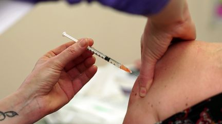 Un personne se fait vacciner, le 5 janvier 2021, au CHU de Lille (Nord). (SYLVAIN LEFEVRE / HANS LUCAS / AFP)