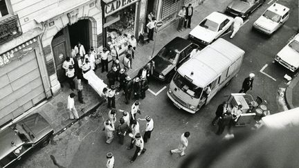  (Évacuation d'une victime de l'attentat de la rue des Rosiers le 9 août 1982 © MAXPPP)