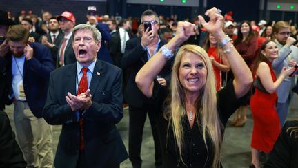 Dans le Convention Center de Palm Beach, en Floride, des partisans de Donald Trump célèbrent la victoire du candidat républicain dans l'Etat, mardi 5 novembre. (JOE READLE / GETTY IMAGES)