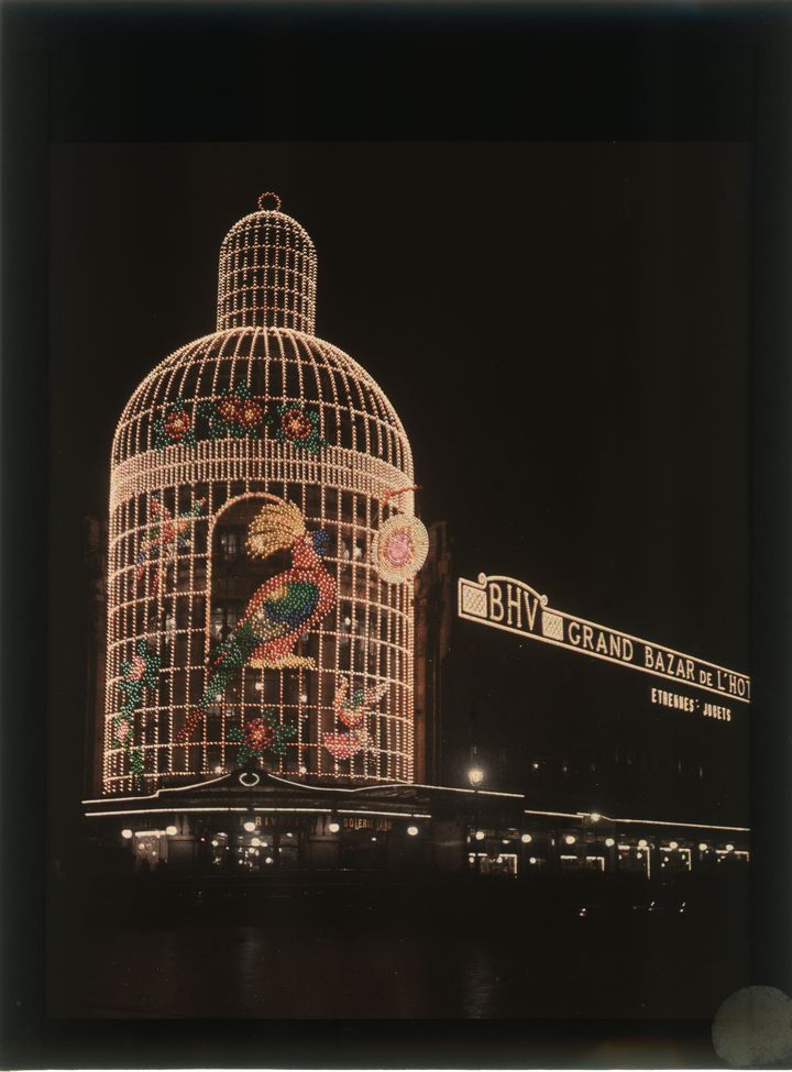 Exposition "La Saga des grands magasins. De 1850 à nos jours" à la Cité de l'architecture et du patrimoine : illuminations du Bazar de l'hôtel de ville (BHV), à Paris, Léon Gimpel, décembre 1931. (GALERIE LUMIERE DES ROSES)