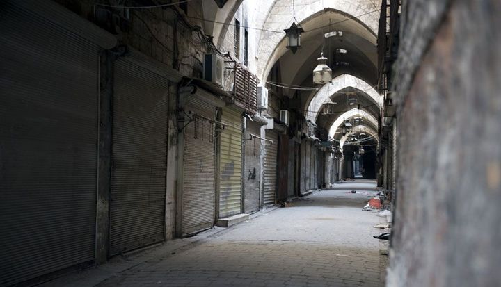 Image des souks de la vieille ville d'Alep en 2012. Les souks, qui figurent parmi les plus beaux du monde, remontent en partie au 14e siècle. Ici, ils sont fermés en raison des combats. Ils ont connu d'importantes destructions. (MIGUEL MEDINA / AFP)