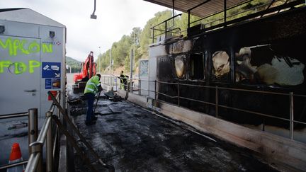 Un employé de&nbsp;Vinci Autoroutes déblaie le péage incendié de Bandol (Var), le 18 décembre 2018.&nbsp; (MAXPPP)