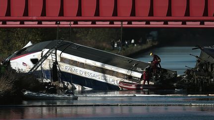 La rame d'essai du TGV qui a percuté un pont avant de quitter la&nbsp;voie, le 15 novembre 2015 à&nbsp;Eckwersheim (Bas-Rhin). (FREDERICK FLORIN / AFP)