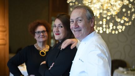 Didier Clément, son épouse Marie-Christine et leur fille Hélène : Le Grand-Hôtel du Lion d'Or, qui célèbre cette année ses 250 ans, est une affaire de famille. (VALERIE SEMENSATISS / GRAND HÔTEL DU LION D'OR)