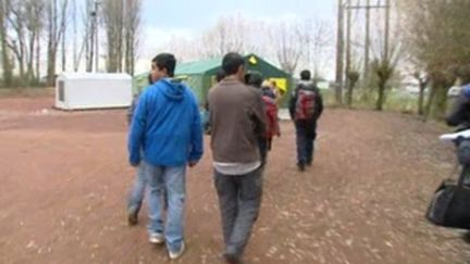 Des migrants afghans dans le camp de Bailleul. (F3NPDCP)