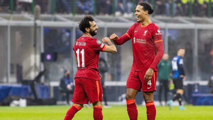 L'Egyptien Mohamed Salah (à gauche) et le Néerlandais Virgil Van Dijk (à droite) sous les couleurs de Liverpool face  à l'Inter Milan, le 16 février 2022. (IAN STEPHEN / AFP)