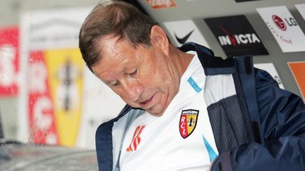 Guy Roux, alors âgé de 68 ans, a pu bénéficier d'une exception pour entraîner le RC Lens en 2007. (DENIS CHARLET / AFP)