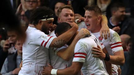 Les Anglais célèbrent l'essai d'Anthony Watson face à aux Gallois lors de la 3e journée du Tournoi des six nations, le 25 février 2023. (GEOFF CADDICK / AFP)