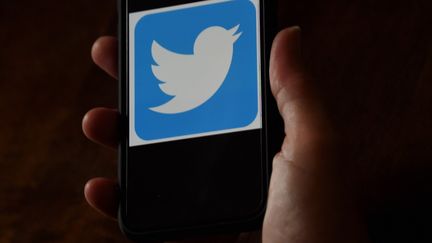 Twitter a annoncé, le 31 juillet 2020, avoir fermé le compte de l'ancien chef du Ku Klux Klan (KKK) David Duke, pour avoir publié des contenus à caractère haineux sur le réseau social. (OLIVIER DOULIERY / AFP)