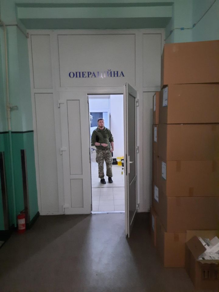 Dans un couloir de l'hôpital militaire de Zaporijia, en Ukraine, le 18 mars 2022 (JEROME JADOT / ERIC AUDRA / FRANCEINFO / RADIO FRANCE)