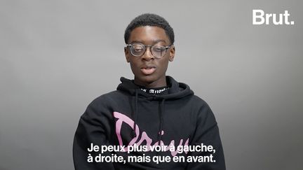 Jean-Michel a 16 ans et est paralysé des yeux. Depuis plus de 10 ans, le jeune garçon ne peut plus voir ni à gauche, ni à droite, mais uniquement en avant. Pour Brut, il partage son quotidien.