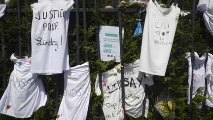 Des t-shirts aux messages anti-harcèlement et des fleurs en mémoire de Lindsay, devant son collège, à Vendin-le-Vieil (Pas-de-Calais), le 12 mai 2023. (COURBE / MAXPPP)