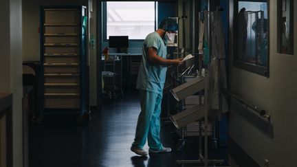 Le service de réanimation du Nouvel Hôpital civil de Strasbourg (Bas-Rhin), le 1er avril 2021.&nbsp; (ABDESSLAM MIRDASS / HANS LUCAS / AFP)