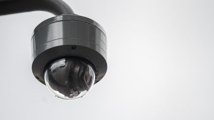 Une caméra de vidéosurveillance. Image d'illustration. (PICTURE ALLIANCE / PICTURE ALLIANCE / GETTY IMAGES)