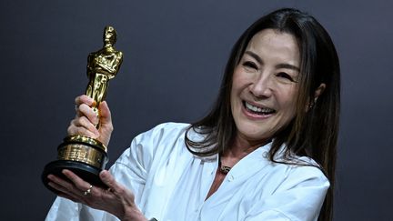 L'actrice malaisienne Michelle Yeoh pose avec l'Oscar de la meilleure actrice pour son rôle principal pour "Everything Everywhere All at Once" lors d'une conférence de presse à Kuala Lumpur le 18 avril 2023. (MOHD RASFAN / AFP)