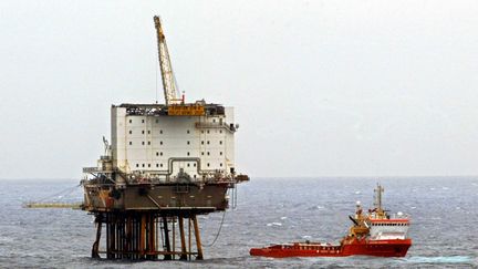 Une installation du champ pétrolier Ekofisk, l'un des deux champs menacés par la barge à la dérive en mer du Nord le 31 décembre 2015. (ROLAND WEIHRAUCH / DPA / AFP)