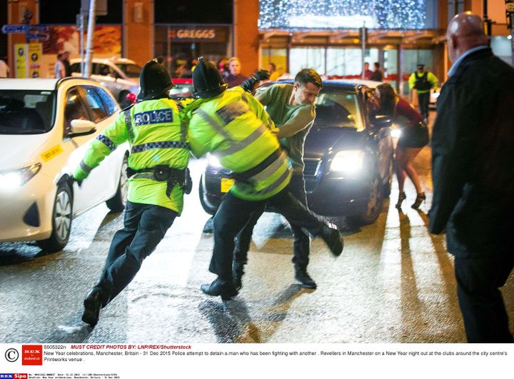 La police tente d'interpeller un homme dans les rues de Manchester (Royaume-Uni), le 31 décembre 2015. (LNP / SHUTTERSTOCK /SIPA)