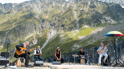 Le groupe aux influences flamenco "Jaleo" et Louis Winsberg lors du Cosmo Jazz festival 2022. (GUILLAUME MOLLIER)