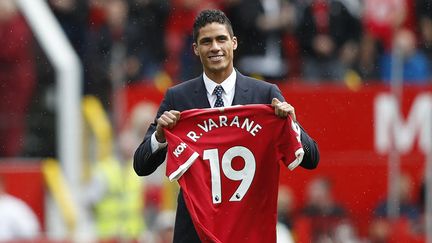 Raphaël Varane lors de sa présentation aux supporters de Manchester United, le 14 août 2021 à Old Trafford. (ADRIAN DENNIS / AFP)