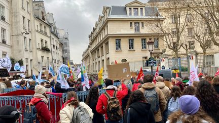 Des manifestants qui réclament davantage de moyens pour l'enseignement supérieur, à Paris, le 10 décembre 2024. (NOEMIE BONNIN / FRANCEINFO / RADIOFRANCE)