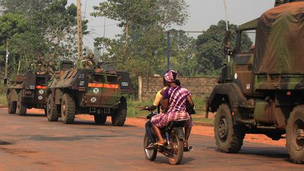 Un convoi de troupes fran&ccedil;aises en route pour Bangui, la capitale de la&nbsp;Centrafrique, le 24 d&eacute;cembre 2013. (ANDREEA CAMPEANU / REUTERS )