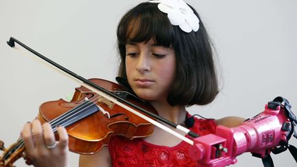 Isabella Nicola joue pour la première fois avec une prothèse conçue sur mesure pour elle, par des étudiants en ingénierie.
 (Steve Helber/AP/SIPA)