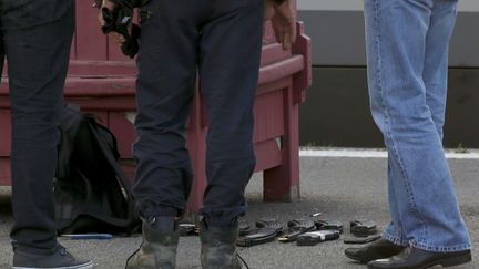 Des munitions au sol, en gare d'Arras (Pas-de-Calais), o&ugrave; a &eacute;t&eacute; interpell&eacute; l'homme qui a attaqu&eacute; un Thalys, vendredi 21 ao&ucirc;t 2015. (PASCAL ROSSIGNOL / REUTERS)