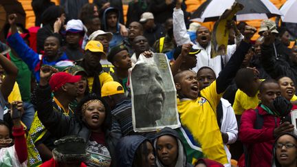 Des participants &agrave; la c&eacute;r&eacute;monie d'hommage &agrave; Nelson Mandela dansent dans le stade Soccer City, le 10 d&eacute;cembre 2013, &agrave; Soweto (Afrique du Sud). (RONEN ZVULUN / REUTERS)