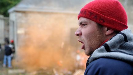 Un "Bonnet rouge" attaque un barrage policier devant la pr&eacute;fecture de Quimper (Finist&egrave;re), le 2 novembre 2013. (MAXPPP)