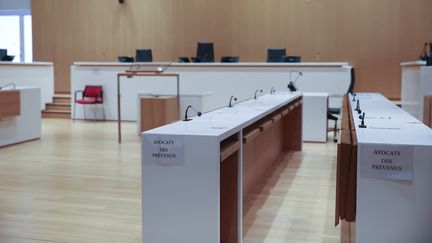 Salle d'audience où s'est tenu pendant neuf semaines le procès du crash du Rio-Paris, au palais de justice de Paris, le 10 octobre 2022. (THOMAS SAMSON / AFP)