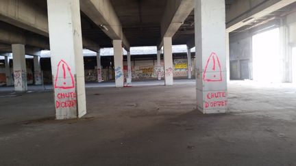 Dans ce coin il y aura des lieux de vie, une buanderie, une cantine, des espace bénévoles et dehors un terrain de foot. (Gaële Joly / Radio France)