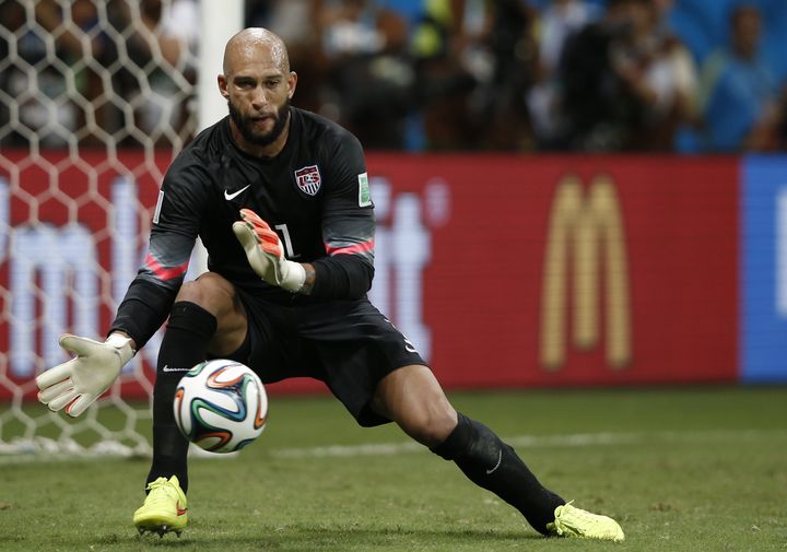 Tim Howard r&eacute;alise une parade lors des prolongations du match Belgique-Etats-Unis, mardi 1er juilliet &agrave; Salvador (Br&eacute;sil). (ADRIAN DENNIS / AFP)