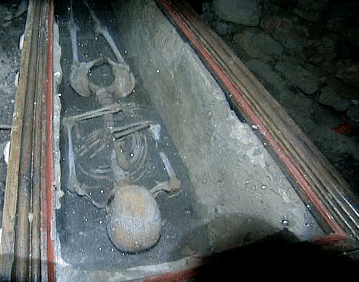 Ossements retrouvés dans la crypte de la chapelle Saint-Frambourg
 (France 3 / Culturebox)