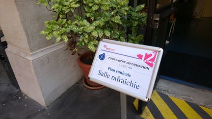 L'entrée de la salle rafraîchie dans la mairie du 12e arrondissement à Paris, le 25 juillet 2018. (RADIO FRANCE / SIMON DE FAUCOMPRET)