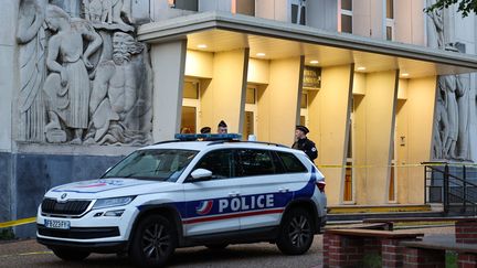 Des policiers montent la garde devant le lycée Gambetta-Carnot, à Arras (Pas-de-Calais), le 14 octobre 2023. (DENIS CHARLET / AFP)