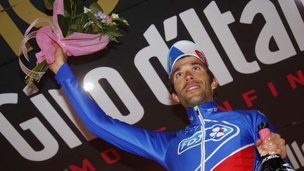 Thibaut Pinot sur le podium après sa victoire lors de la 20e étape du Tour d'Italie 2017.  (LUK BENIES / AFP)